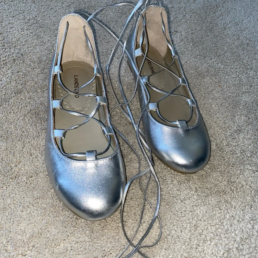 Lands' End kids Girls Size 2 Metallic‎ Silver Ballet Flats lace up - Picture 6 of 13